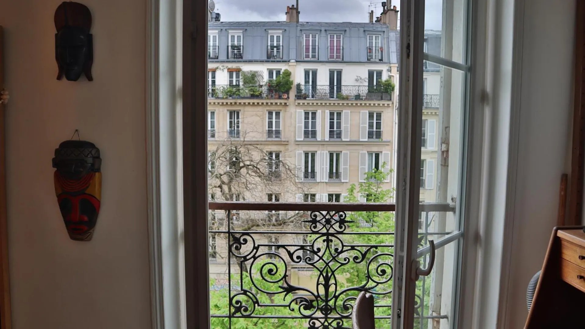 Апартаменты Chaleureux Studio Parisien Париж